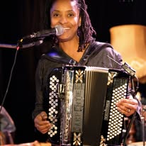 AICHA TOURE CHANTEUSE ACCORDEONITRE CLAQUETTISTE